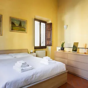 Cozy Classic Italian House Near Santa Croce, On The Lungarno Appartamento